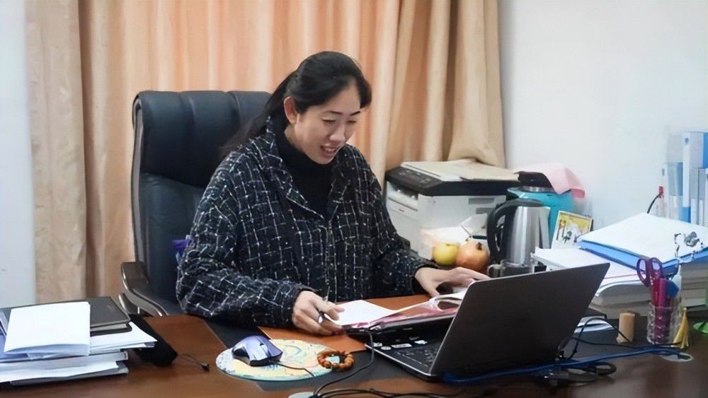 那女孩冷笑道：不好意思，我是无神论者，不信上帝。